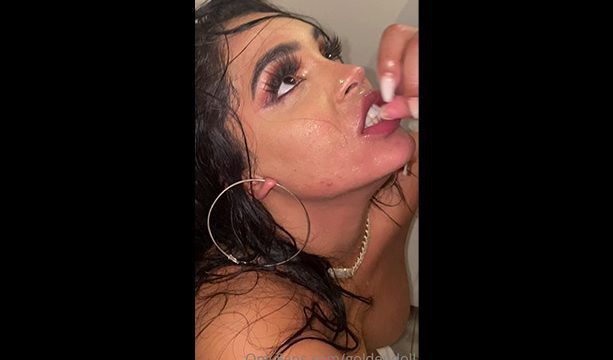 Golden Doll Latina fucks in the bathroom standing